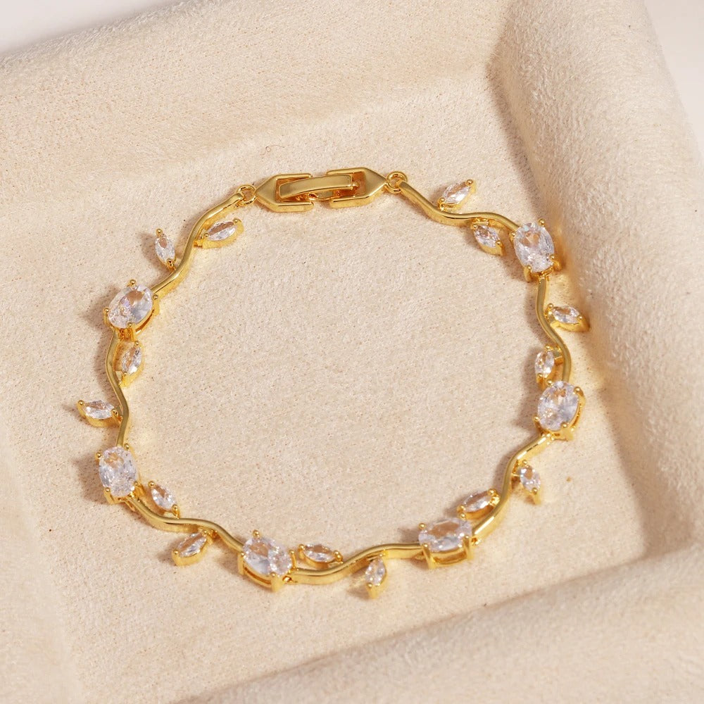Tulip Charm Bracelet for Women – Premium Stainless Steel Gold Plated Floral Bracelet | Elegant Trendy Adjustable Bracelet for Girls & Women Pakistan 🔥 73% OFF – LAST DAY SALE